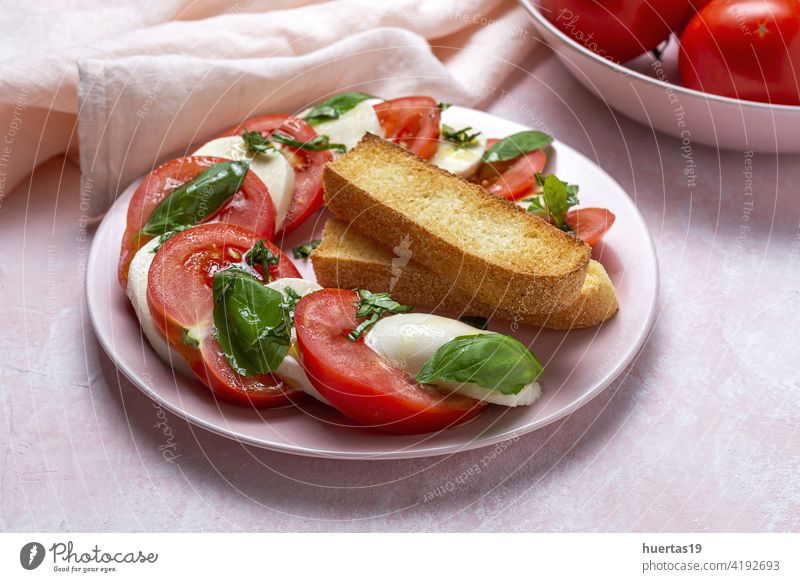 Hausgemachter italienischer Caprese-Salat mit geschnittenen Tomaten, Mozzarella-Käse, Basilikum und Olivenöl Salatbeilage Lebensmittel mediterran Italienisch