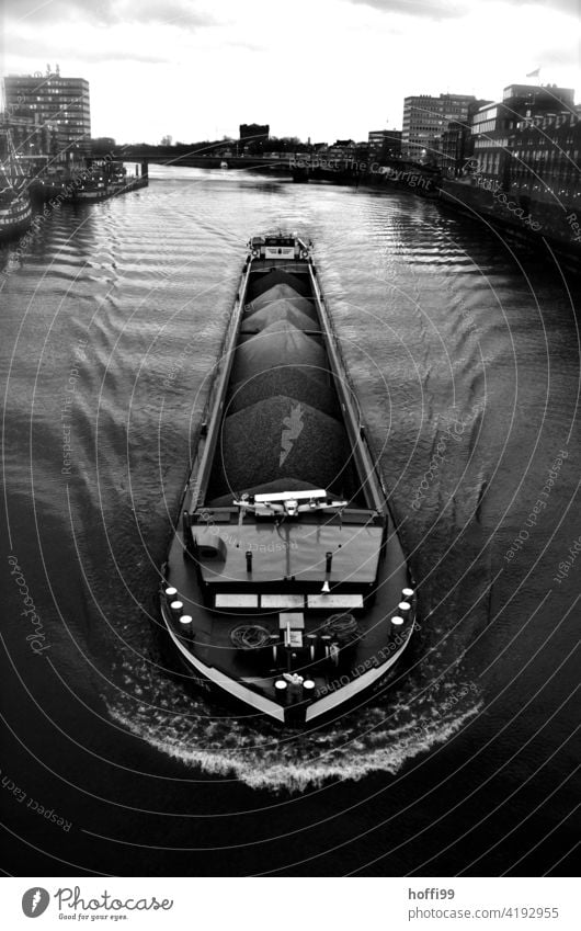 beladenes Binnenschiff auf der Weser bei Bremen Ladung Fluss ruhiges Wasser Fahrwasser Wasserfahrzeug Güterverkehr & Logistik Handel Schifffahrt schüttgut Kohle