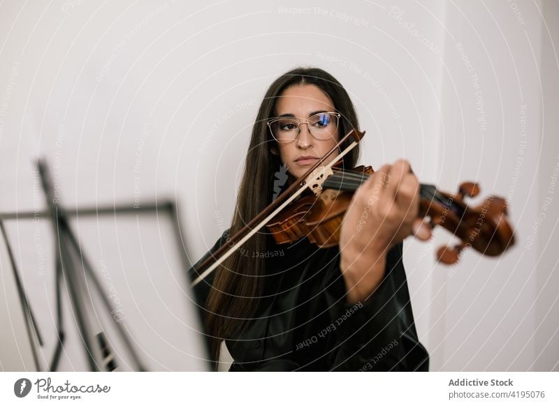 Musiker spielt Geige während einer Probe im Studio Frau Künstler Instrument ernst Melodie Fähigkeit Kunst instrumentell klassisch üben Geiger Spieler Fokus