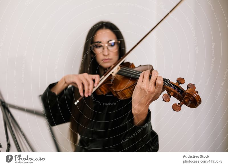 Musiker spielt Geige während einer Probe im Studio Frau Künstler Instrument ernst Melodie Fähigkeit Kunst instrumentell klassisch üben Geiger Spieler Fokus