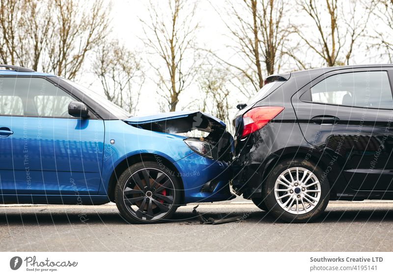 Zwei beschädigte Autos, die in einen Verkehrsunfall verwickelt