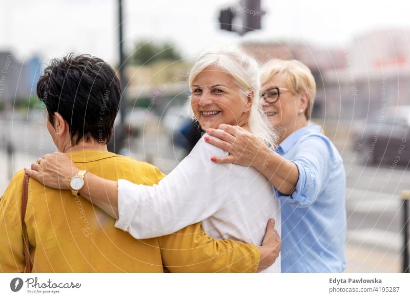 Senior weibliche Freunde haben gute Zeit zusammen Frau Menschen in den Ruhestand getreten Großmutter Freizeit Stehen selbstbewusst attraktiv urban Großstadt