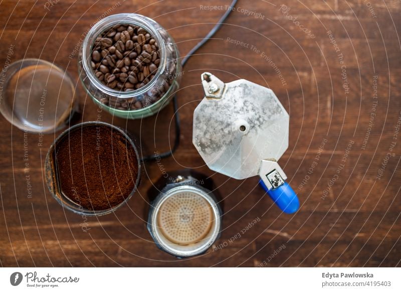Ansicht von oben auf Kaffeevorräte auf Holztisch Vorbereitung Kaffeemaschine heiß Proviant gebraten Kaffeeernte Café Kaffeebohnen Tasse Kaffee Kaffeepause