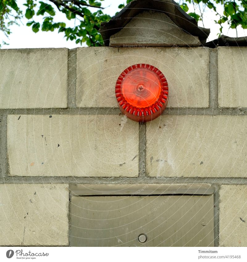 Rotlichttürchen Licht Lampe rot Alarm Warnung Mauer Wand Öffnung Behälter Stahl Menschenleer Backsteine Fugen