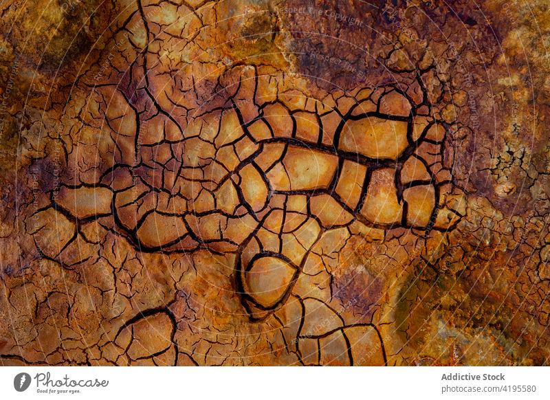 Trockener, rissiger Boden in der Natur Riss Erde Hintergrund trocknen trocken Oberfläche Textur Ödland rau minas de rio tinto Spanien Andalusia uneben abstrakt