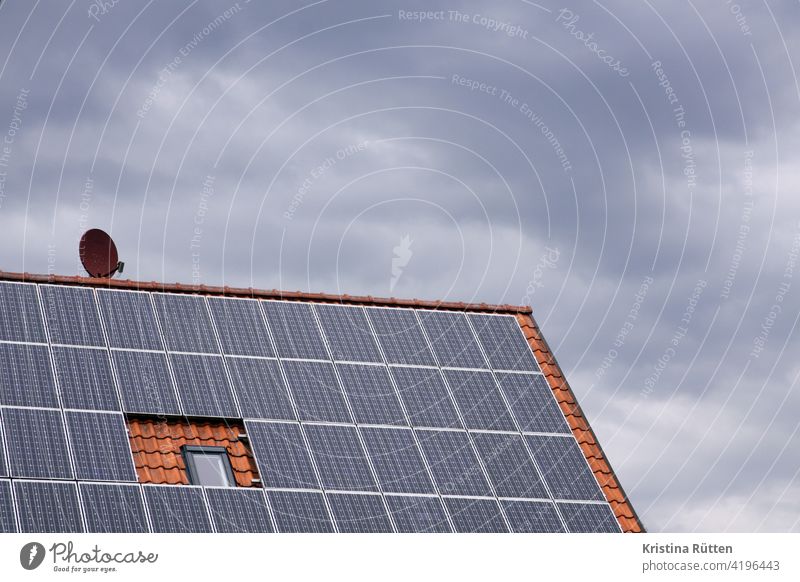photovoltaikanlage, satelittenschüssel, nicht mehr zu öffnendes dachfenster und bewölkter himmel hausdachanlage pva solargenerator solaranlage solarstromanlage