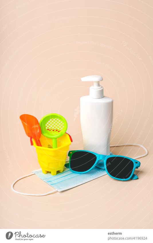 OP-Schutzmaske mit Sonnenbrille, Strandeimer und Plastikflasche mit Sonnenschutzmittel Coronavirus Chirurgische Schutzmaske Sommer Virus medizinische Maske