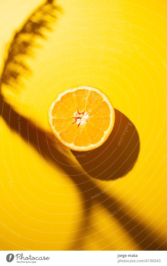 Eine Scheibe Orange isoliert auf gelbem Hintergrund saftig Lebensmittel Frucht frisch Gesundheit Nahaufnahme Vitamin organisch natürlich Farbbild tropisch