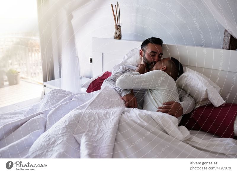 ein interrassisches schwules Paar im Bett Liebe - Emotion Nur für Erwachsene Homosexualität gemütlich Erwachsener Nur Männer häusliches Leben Zwei Personen