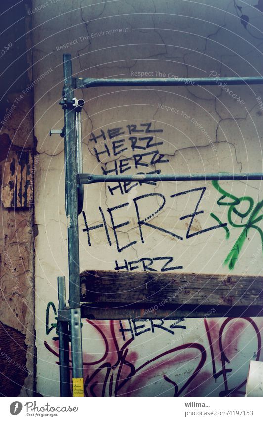 Gerüstbau mit Herz ❤ Baugerüst Wort Text Buchstaben Schriftzeichen Wand Jugendkultur Graffiti Typographie Zeichen Subkultur Fassade Schmiererei trashig Liebe