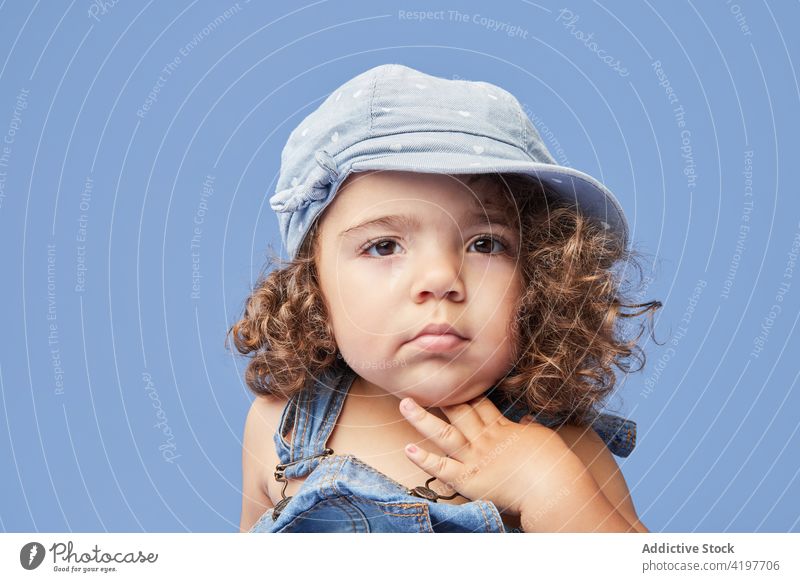 Niedliches kleines Mädchen mit Hut und Denim-Outfit Kind Porträt wenig niedlich Persönlichkeit Kindheit bezaubernd charmant Starrer Blick Kopfbedeckung