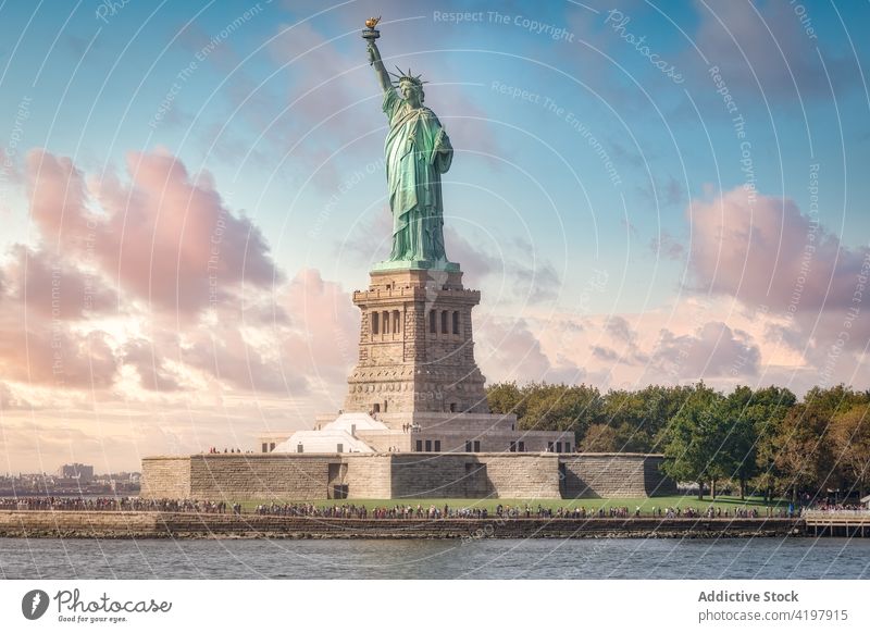 Freiheitsstatue auf Liberty Island in New York vor blauem, bewölktem Himmel USA amerika newyork nyc Großstadt Symbol Fackel Tourismus reisen Anziehungskraft