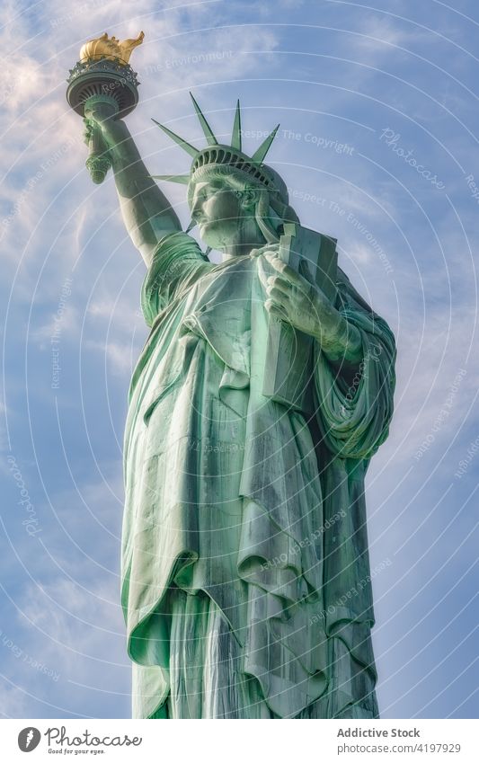 Freiheitsstatue auf Liberty Island in New York vor blauem, bewölktem Himmel USA amerika newyork nyc Großstadt Symbol Fackel Tourismus reisen Anziehungskraft