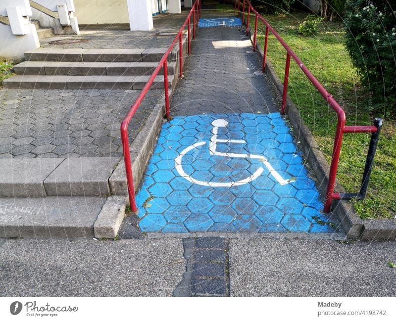 Rampe für barrierefreien Zugang für Behinderte mit Rollstuhl an der Goethe Universität im Stadtteil Bockenheim in Frankfurt am Main in Hessen Barrierefrei