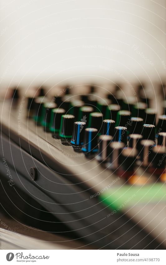 Tonmischer für Nahaufnahmen Klang Musikanlage Mixer Musiker hören Technik & Technologie Farbfoto Aufzeichnen akustisch Audio Entertainment Atelier Holzplatte
