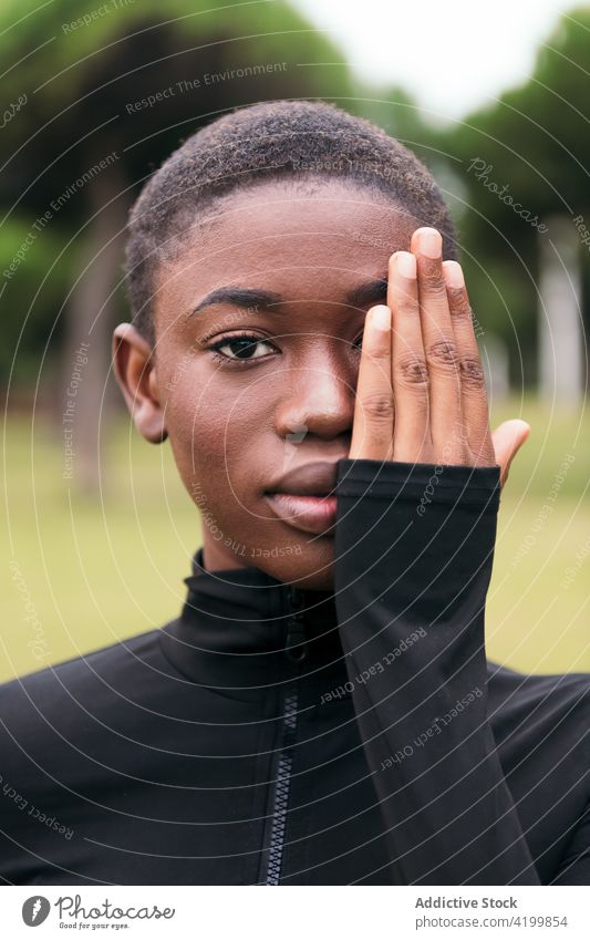 Sanfte schwarze Frau berührt Gesicht im Stadtpark Deckblatt sanft Angebot romantisch feminin herzlich Park Porträt Afroamerikaner ethnisch Gesicht berühren