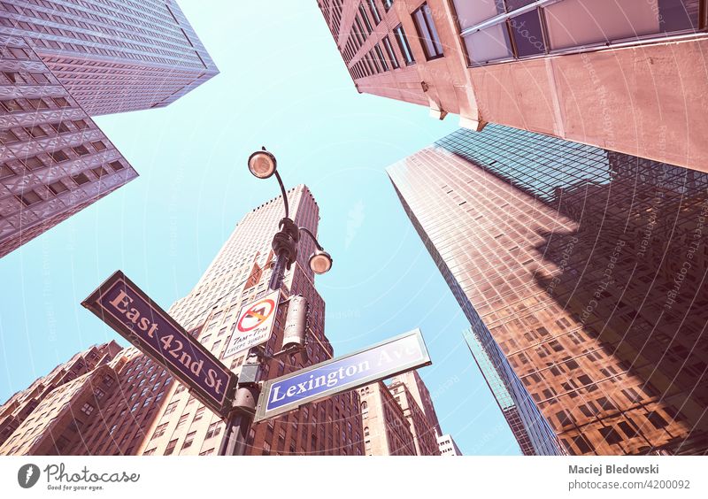 Blick auf Lexington Avenue und East 42nd Street Schilder in Manhattan, farbig getöntes Bild, New York City, USA. New York State Großstadt nachschlagen Straße