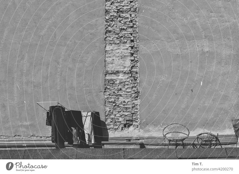 ein Wäschetrockner mit Wäsche steht auf einem Dach in einem Hinterhof in Berlin Prenzlauer Berg trocknen Hof s/w roof Fassade Menschenleer Stadt Stadtzentrum