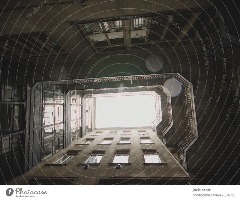 es tropft schon wieder im Lichthof Stadthaus Budapest Fassade Architektur Geländer retro Vergangenheit grau trist verwittert Froschperspektive Silhouette