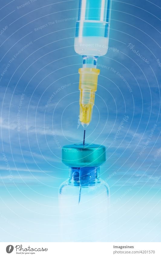 Spritze und Impfstoff mit blauen Himmelswolken Konzept Forschung Medizin Pharmazie Gesundheitswesen Hilfe Analyse Hintergrund Flasche Kanüle Pflege klar Klinik