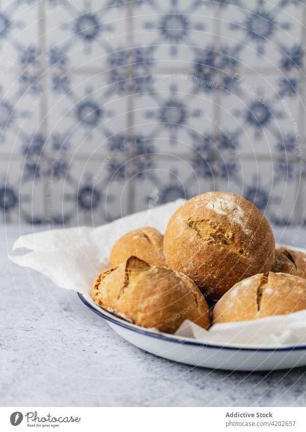 Frische Brötchen auf einem Teller in der Küche Brot gebacken frisch appetitlich geschmackvoll Gebäck Ernährung lecker kulinarisch Gastronomie Tradition Koch