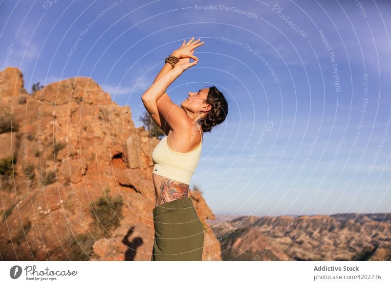 Junge Frau in Yoga-Pose auf einem Berg stehend Berge u. Gebirge Körperhaltung üben Gesundheit Hochland Energie Gleichgewicht Aufwärts gerichtete Handhaltung
