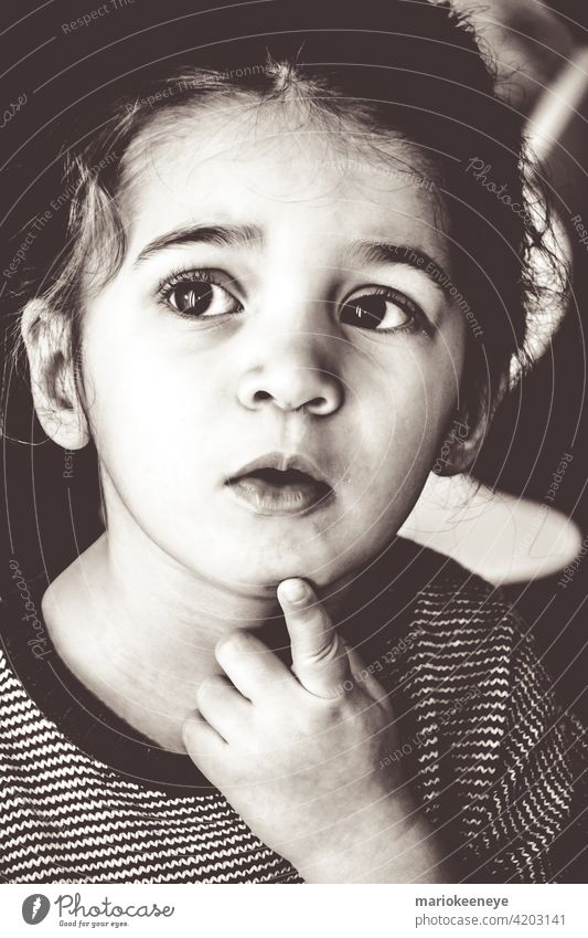Schwarz-Weiß-Porträt eines kaukasischen kleinen Mädchens in einer nachdenklichen Haltung Individualität Unschuld schwarz auf weiß Gelassenheit Ruhe
