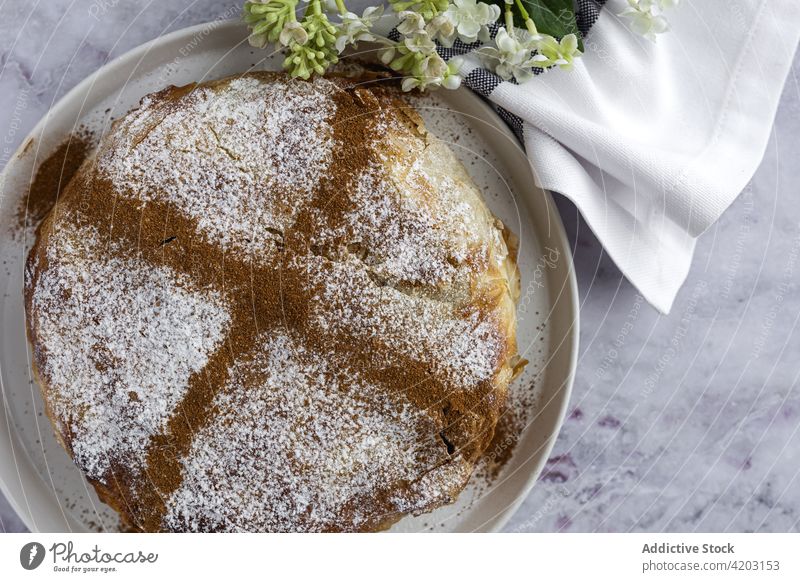 Leckere marokkanische Pastilla mit Zimtpulver auf dem Teller Kuchen marokkanische Lebensmittel arabische Küche Abendessen Mittagessen Gewürz Ramadan Feiertag
