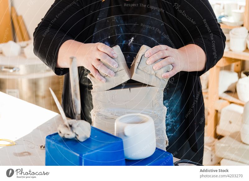 Eine Frau schneidet Ton mit einer Schnur geschnitten vorbereiten Prozess Bildhauer Fähigkeit professionell Handwerk Werkstatt Kunst Basteln Steingut Gerät