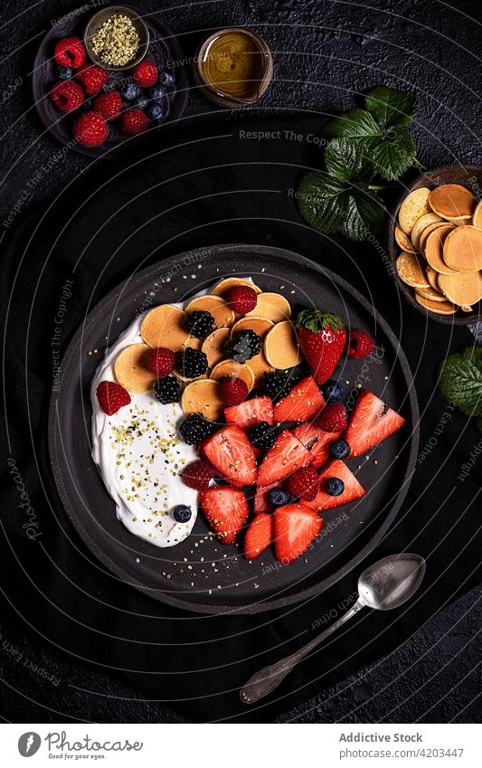 Gesundes Frühstück mit Beeren und Joghurt Gesundheit selbstgemacht frisch sortiert Erdbeeren Lebensmittel Mahlzeit geschmackvoll lecker Küche Ernährung
