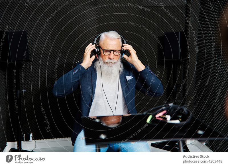Älterer Mann mit Kopfhörern bei einem audiologischen Test Audiologie prüfen hören Prüfung Klang Beweis Diagnostik Senior männlich untersuchen älter Gerät