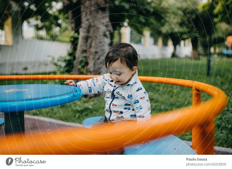 Kind spielt im Park 1-3 Jahre Kaukasier Spaß haben Spielplatz Spielplatzgeräte Kindheit Außenaufnahme Mensch Farbfoto Kleinkind Freizeit & Hobby Spielen