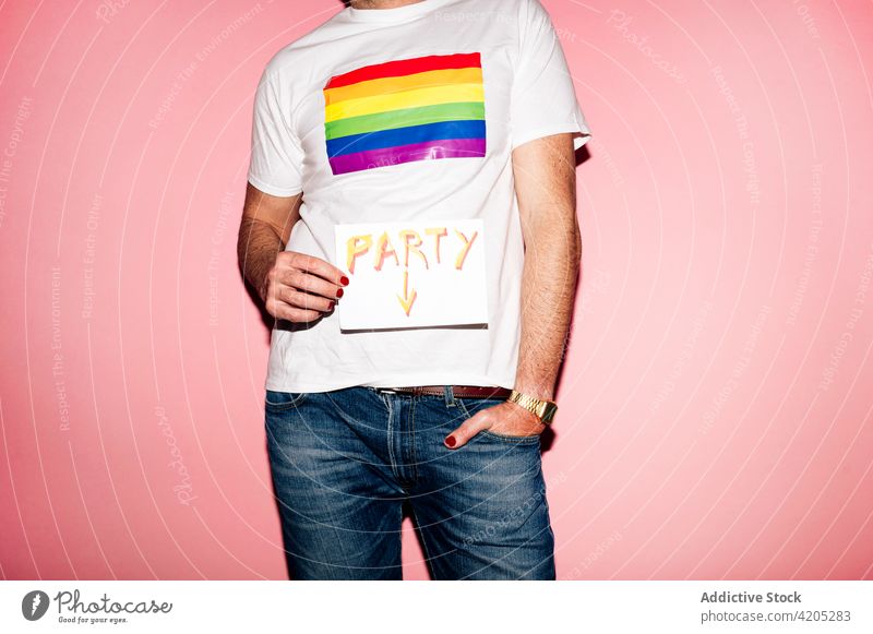 Gesichtsloser Schwuler zeigt Plakat mit Parteitext Mann lgbt Party Homosexualität gleich Toleranz Aufschrift schwul Solidarität Konzept Fahne Stolz männlich