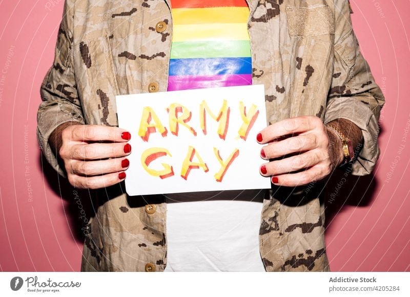 Crop Homosexuell männlich demonstriert Papier mit No Wars Text Mann Homosexualität lgbt Armee schwul queer Aktivist Toleranz manifestieren Maniküre Konzept