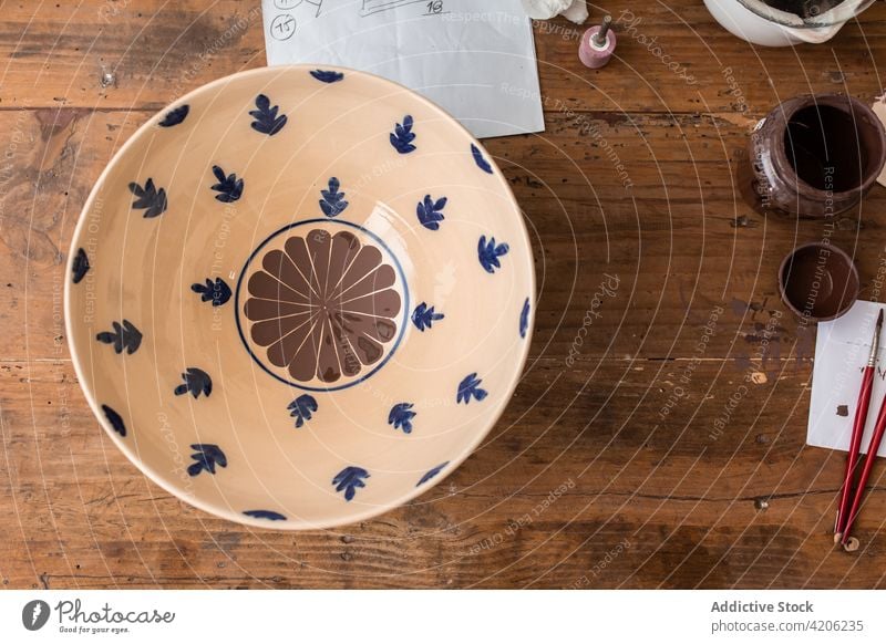 Crop Artist Zeichnung auf KeramikplatteAufnahme einer Keramikplatte von oben gesehen Künstler Handwerk Kunst Werkstatt handgefertigt Hobby Design Teller