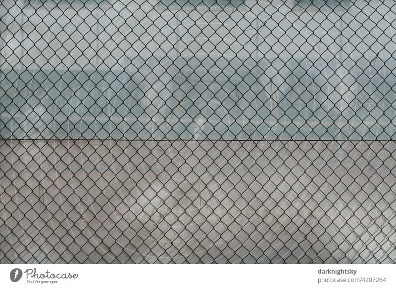 Zaun aus Maschen Draht einer Anlage für sportliche Zwecke mit der Zweckbestimmung Tennis Sicherheit Netz Maschendraht Platz Maschendrahtzaun Menschenleer Grenze
