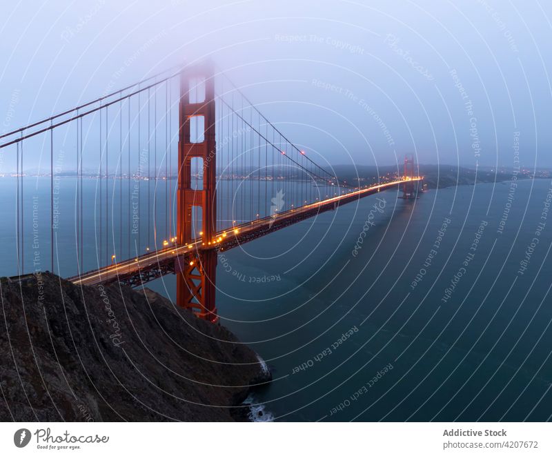 Hängebrücke über das Meer in den USA Brücke Goldenes Tor Suspension MEER Wasser Küstenstreifen Nebel Abend glühen Windstille San Francisco amerika leuchten