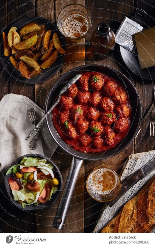 Nahaufnahme eines Tellers mit Hackbraten und Tomate von oben gesehen Fleischbällchen Abendessen Lebensmittel Petersilie Rindfleisch Saucen selbstgemacht rot