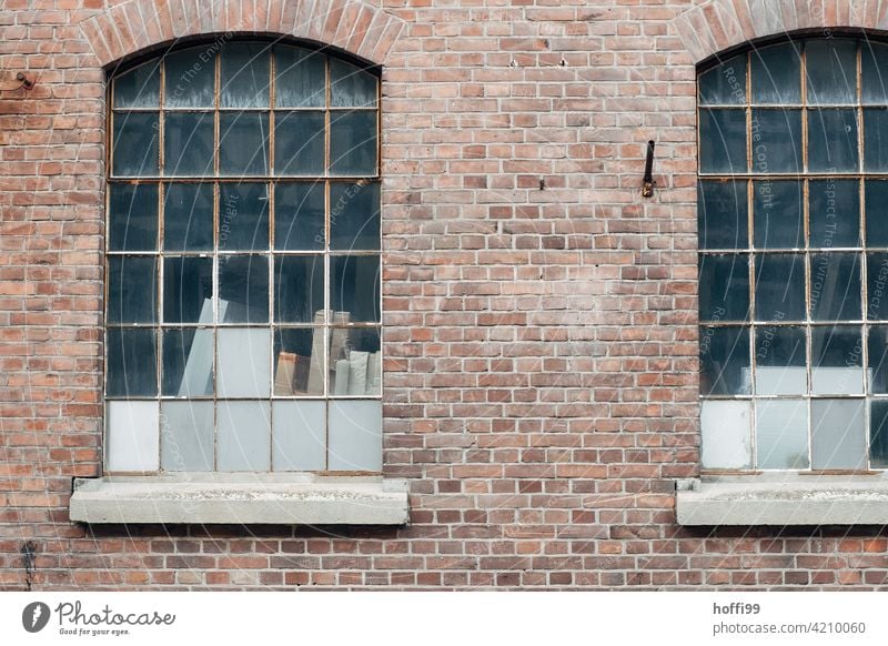 Zwei Fenster einer Lagerhalle mit roten Klinkern und geschlossenen Fenstern trist wartezone 50ger Jahre Hafen Logistikbereich logistik Halle Schuppen Industrie