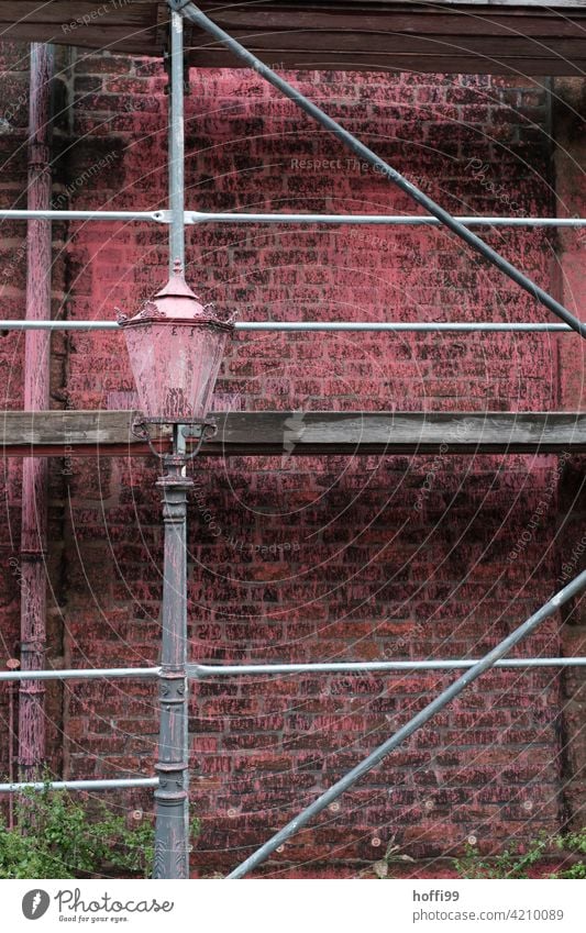 rote Farbspritzer an Laterne, Einrüstung und Wand befleckt beschmiert Vandalismus zerstörungswut protestieren protestaktion Mauer Straßenbeleuchtung Fassade Wut