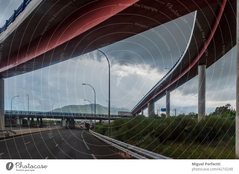 Mehrere Brücken an einer Autobahnkreuzung bei bewölktem Himmel. Straße Architektur Malaga Infrastruktureinrichtungen Viadukt Transport Hochstraße reisen Verkehr