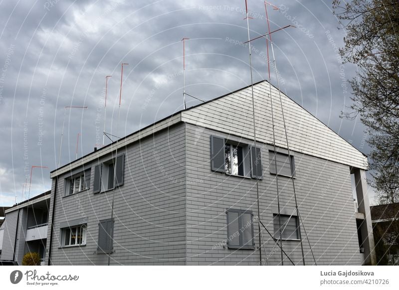 Haus mit Metallstangen drum herum. Sie schlagen eine neue Form des Hauses vor, das umgebaut werden soll. Obligatorischer Teil des Bauverfahrens in der Schweiz, damit die Nachbarn Einspruch erheben können.