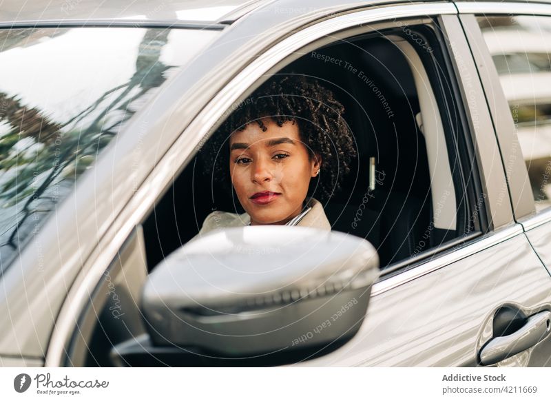 Schwarze glückliche Frau fährt Auto - ein lizenzfreies Stock Foto von  Photocase