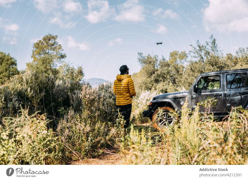 Abenteurer fliegt mit seiner Drohne neben seinem Geländewagen auf dem Berg Mann Dröhnen Himmel abgelegen Silhouette Person Technik & Technologie Abenteuer