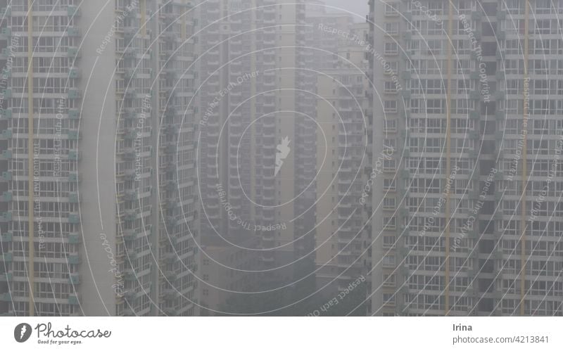 chinesische Hochhäuser im dichten Smog in Peking. Luftverschmutzung China Millionenstadt Wohnblock Hochhaus Architektur Großstadt überbevölkert beengend