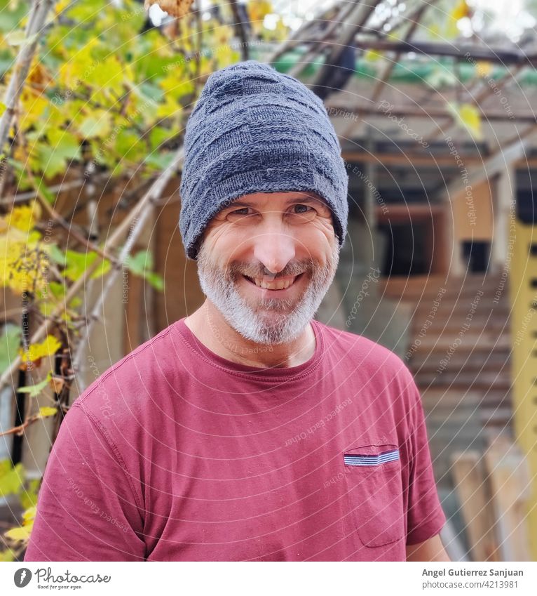 Porträt eines bärtigen Mannes mit Hut lächelnd Lächeln Mode Kaukasier Farbfoto Blick Lifestyle Junger Mann 1 Mensch Erwachsene maskulin Zentralperspektive