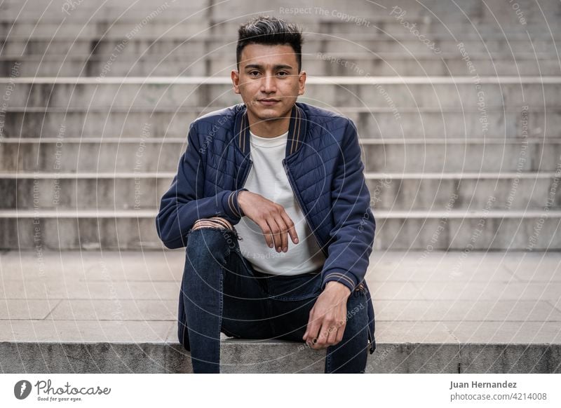 Hispanischer Mann in Jeans und Freizeitjacke jung hispanisch tragend Jeanshose lässig Jacke Typ Latein lateinamerikanisch Ausdruck gutaussehend eine Person cool