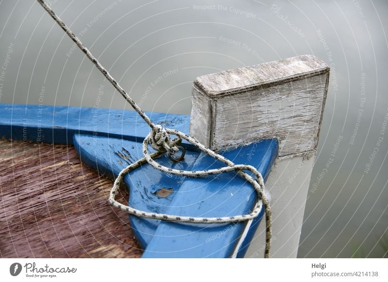 back to the roots |  Bug eines alten kleinen Fischerbootes auf dem Wasser, Detailaufnahme Boot Leine Schnur Holz Nahaufnahme Knoten festgebunden maritim Seil