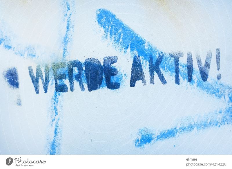 " WERDE AKTIV ! " hat jemand in blauer Farbe auf die mit hellblau besprayte Wand aufgesprüht / aktiv sein / handeln werde aktiv sprayen besprühen Graffito