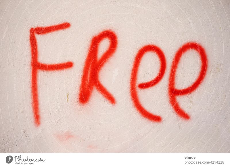 FREE wurde in rot an eine Wand gesprayt / frei free Graffito sprayen gratis freigiebig unentgeldlich lösen kostenlos Redefreiheit freien Lauf lassen befreien